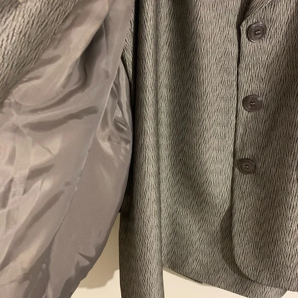 Beautiful Textured Skirt Suit by Le Suit - Picture 3 of 6